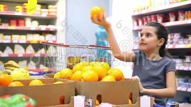 在超市买水果橘子的少女