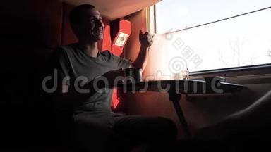 男人的剪影坐在火车车厢的窗口，车厢里正在喝茶和咖啡
