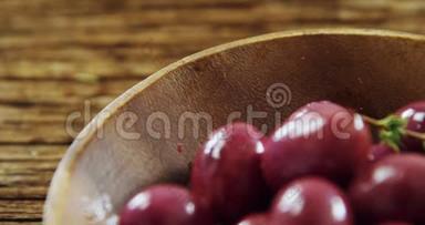鲜红色橄榄和迷迭香放在碗里
