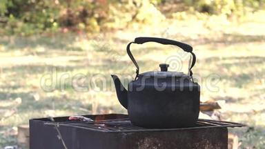 篝火上的黑老熏茶壶
