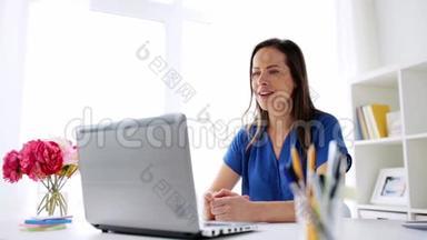 有笔记本电脑的快乐女人有视频会议