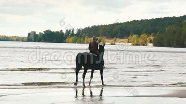 一个年轻漂亮的女孩骑着马在河水中