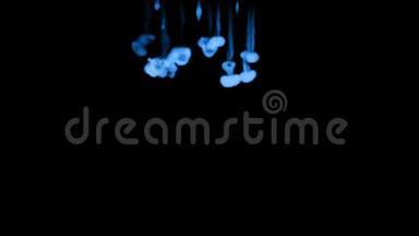 荧光蓝墨水溶解在水中的黑色背景与卢马哑光。 3D渲染V23很多流