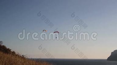 两架滑翔伞在海湾上空