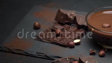 玻璃碗巧克力奶油或融化的巧克力，巧克力和榛子