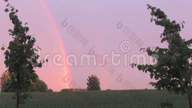 <strong>雨后</strong>平静的夜晚，地平线上双重彩虹
