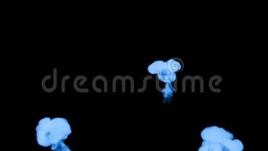 蓝色发光墨水溶解在水上的黑色背景与卢马哑光。 计算机仿真的三维渲染。 三个墨水
