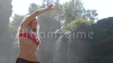 年轻女子横渡瀑布