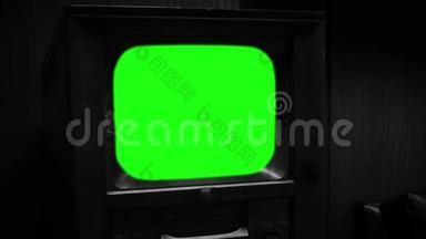旧木制电视与绿色屏幕。 <strong>黑白色调</strong>。