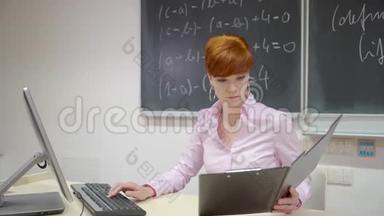 年轻教师在数学学院讲课，在黑板上写粉笔字