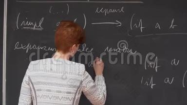 年轻教师在数学学院<strong>讲课</strong>，在黑板上写粉笔字