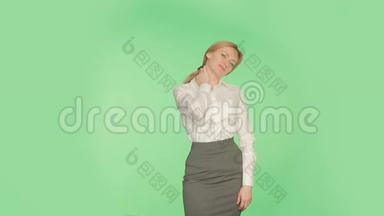 肢体语言。 漂亮的金发女孩穿着一件绿色背景的白色衬衫。