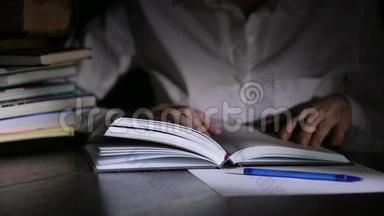 聪明的人在深夜学习，他坐在书桌前看书