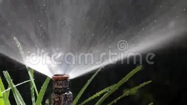 花园灌溉泡沫<strong>浇水草坪</strong>拍摄POV03