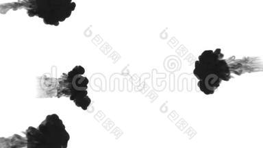 黑色墨水溶于水的白色背景与卢马哑光。 计算机仿真的三维渲染。 三条溪流一条