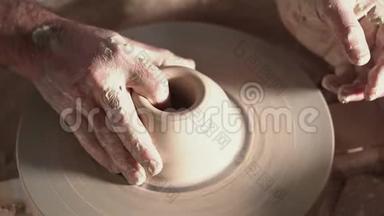 传统陶艺制作，男老师在美术工作室展示陶艺基本知识.. 艺术家用手轻轻地操作