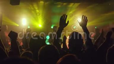 粉丝们挥舞着手。 在夜总会的摇滚音乐会上鼓掌。 3840x2160