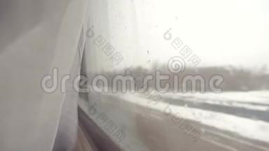 玻璃窗上的雨雪。 铁路概念火车旅行。 生活方式的美丽，从一个动人的窗口