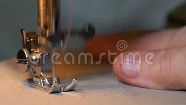妇女缝在缝纫机上的照片。 高清高清