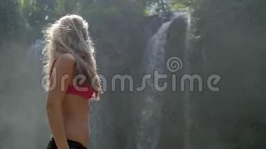 年轻女子横渡瀑布