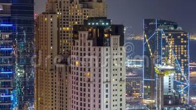 阿联酋迪拜Jumeirah海滩JBR酒店的现代摩天大楼和海滩的鸟瞰夜景