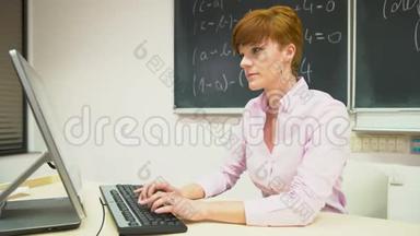 年轻教师在数学学院<strong>讲课</strong>，在黑板上写粉笔字