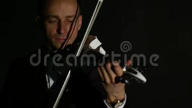 小提琴手在黑色背景<strong>下拉</strong>小提琴。 关门