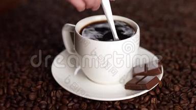 <strong>用勺子</strong>在咖啡豆上放一杯白咖啡，防止含糖
