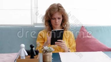 在咖啡馆里使用平板电脑触摸屏的女人