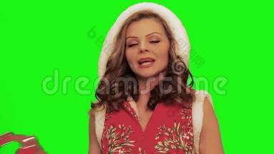 穿着圣诞服装的卷发美女唱反彩。