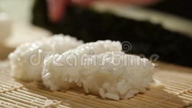 在做寿司卷的时候把芥末放在诺里。