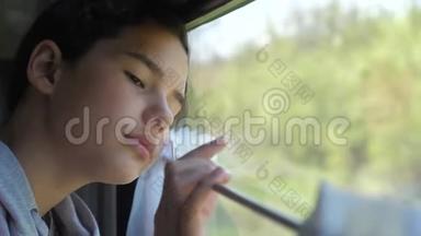 悲伤的女孩望着火车窗外。 旅行生活方式运输铁路概念。 十几岁的女孩<strong>错过</strong>了在