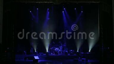 许多聚光灯用雾照亮了音乐会的舞台。