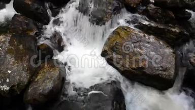 瀑布中的瀑布越过岩石