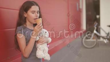 小女孩在街上吃冰淇淋，有一个软玩具动作慢动作视频。 女孩和冰淇淋吃生活方式