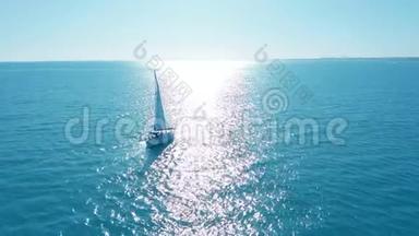 空中观景。 游艇在公海上航行。 帆船。 上面的游艇。 在刮风的日子打游艇。