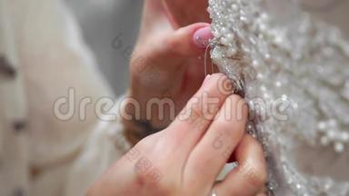 贴身时装设计师为新娘在他的工作室针花边婚纱。 女裁缝创造了<strong>独一无二</strong>的