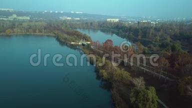 <strong>摩尔多瓦</strong>共和国基希涅夫回声公园湖上空的空中镜头。