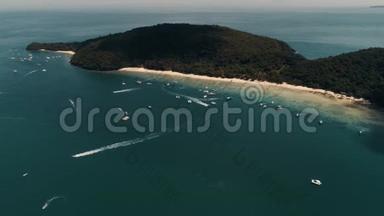 泰国珊瑚岛无人驾驶飞机射击小型运动船、大型鱼、渔船、岛附近交通活跃
