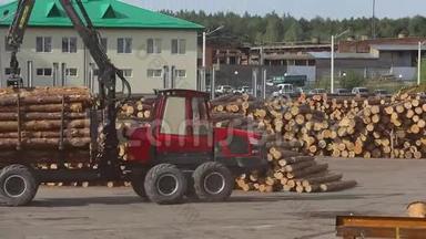 一辆卡车载着原木，一辆卡车载着原木在锯木厂，一辆现代锯木厂