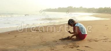 小女孩在海边玩沙子