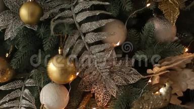 时尚的白色<strong>除夕</strong>室内设计与装饰杉树。 带着满是金色圣诞树的舒适家园
