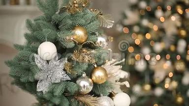 时尚的白色除夕室内设计与装饰杉树。 带着满是<strong>金色</strong>圣诞树的舒适家园