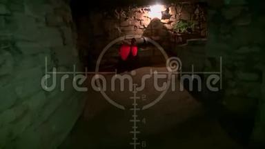 暗旧废弃地下隧道.. 古朗格老式墓穴。 军事探索的恐怖背景