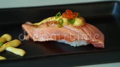 日本<strong>料理</strong>中的黑鲑<strong>鱼</strong>、寿司、奶酪和蛋黄酱