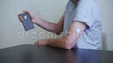 男人的手把测量血液中葡萄糖的智能手机拿到手