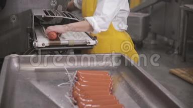 生产香肠。 工人在一家肉类<strong>加工</strong>厂操作肉类<strong>加工</strong>设备。