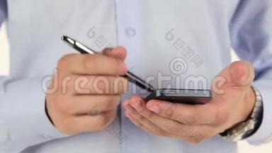 男人用智能手机和手写笔