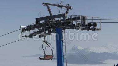 滑雪场上的椅子升降站吧。 <strong>雾天</strong>。