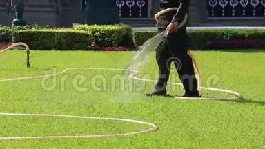 人在美丽的草坪上浇水